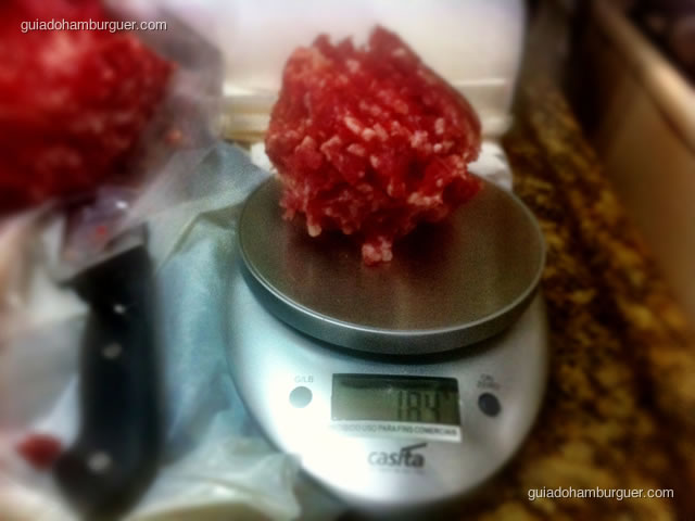 184g de carne pesadas em balança digital